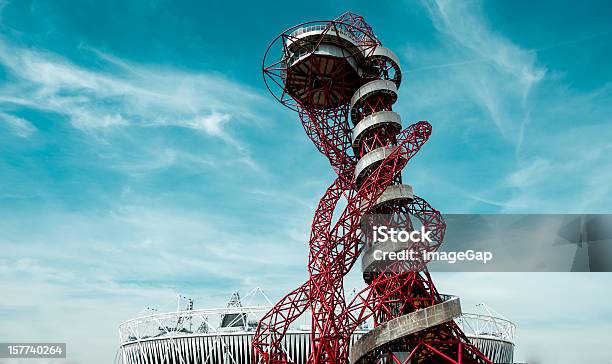 В Орбиту И Олимпийский Стадион — стоковые фотографии и другие картинки Олимпийский парк - Лондон - Олимпийский парк - Лондон, Лондон - Англия, Стадион Олимпик-парк в Мельбурне