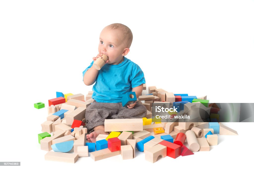 Bambino giocando con costruzione di mattoni isolato su bianco - Foto stock royalty-free di 12-17 mesi