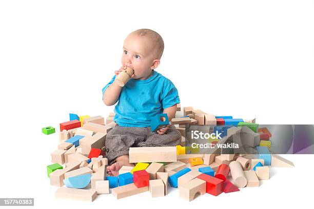 Bambino Giocando Con Costruzione Di Mattoni Isolato Su Bianco - Fotografie stock e altre immagini di 12-17 mesi