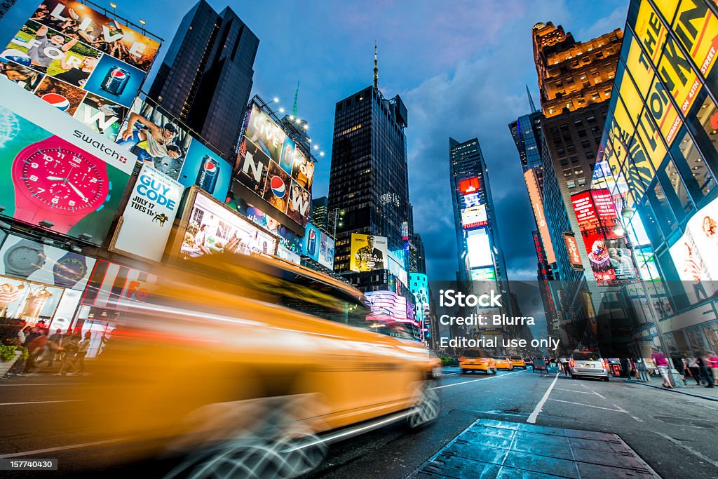 Times Square, Nova York, uma noite quente de verão - Foto de stock de New York City royalty-free