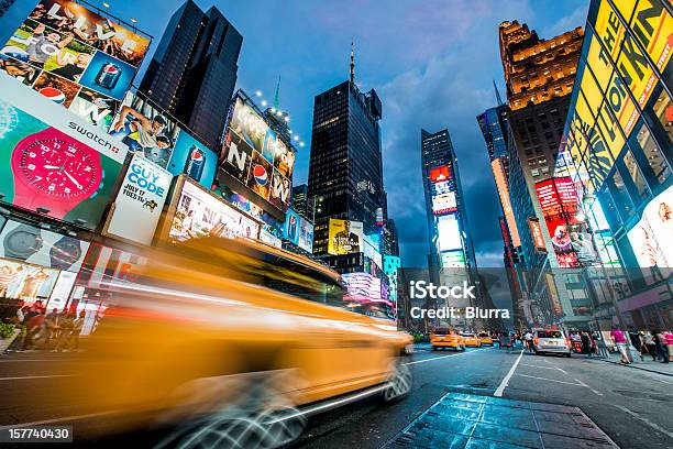 Foto de Times Square Nova York Uma Noite Quente De Verão e mais fotos de stock de New York City - New York City, Beleza, Lotado