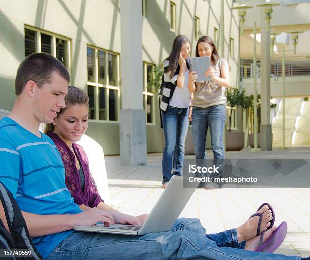 Photo libre de droit de Étudier Au Campus banque d'images et plus d'images libres de droit de Adulte - Adulte, Amitié, Apprentissage