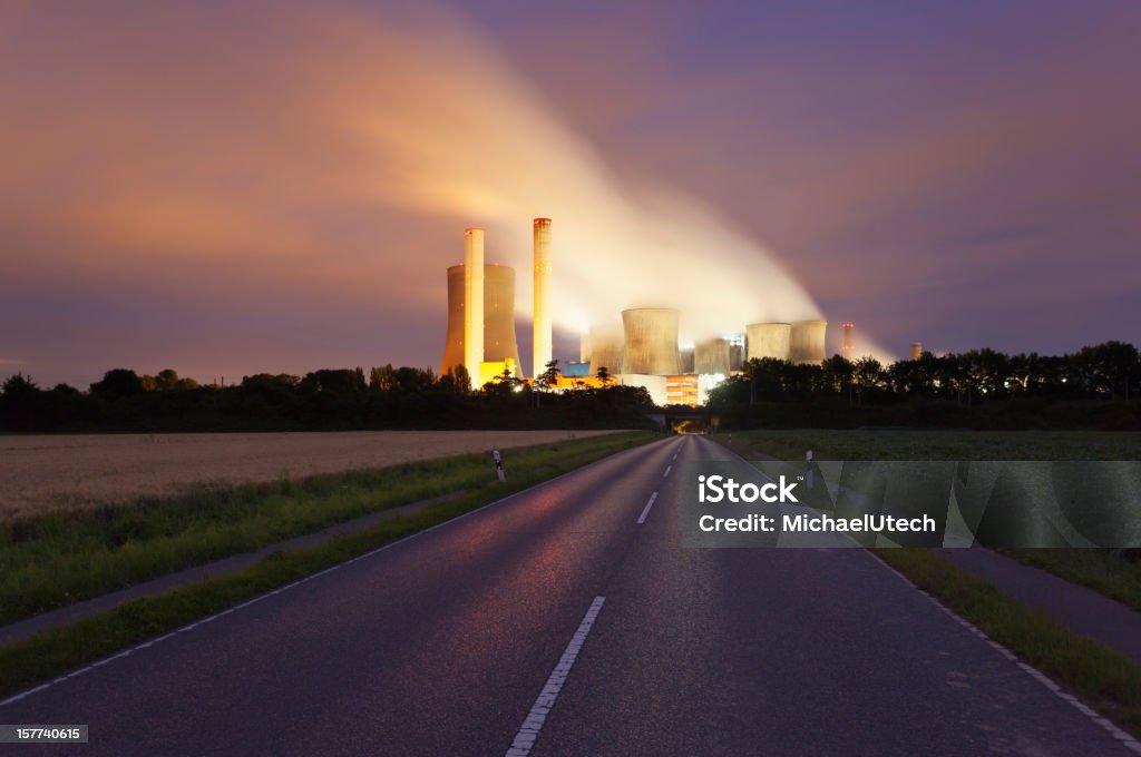Road を電力駅の夜景 - 二酸化炭素のロイヤリティフリーストックフォト
