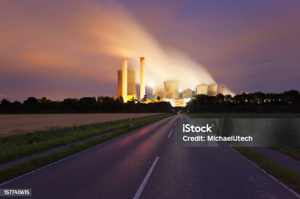 Road を電力駅の夜景 - 二酸化炭素のストックフォトや画像を多数ご用意 - 二酸化炭素, 噴煙, 夜
