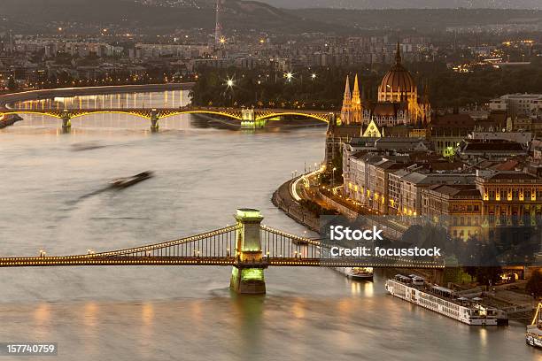 Rio Danúbio Em Budapeste À Noite - Fotografias de stock e mais imagens de Anoitecer - Anoitecer, Ao Ar Livre, Budapeste