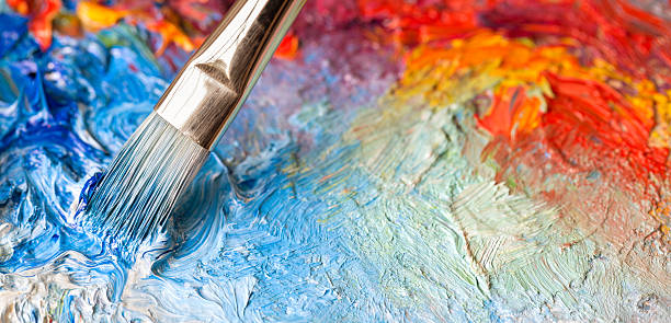 pincel de pintura a óleo em uma paleta de cores clássicas - paintbrush artist paint painting - fotografias e filmes do acervo