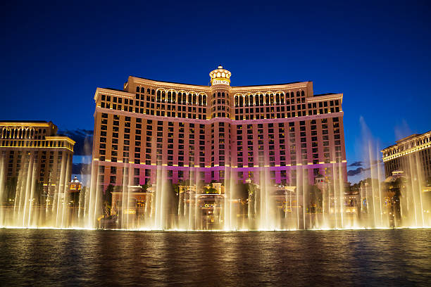 Fontanny w Bellagio o zachodzie słońca: hotel casino w Las Vegas – zdjęcie