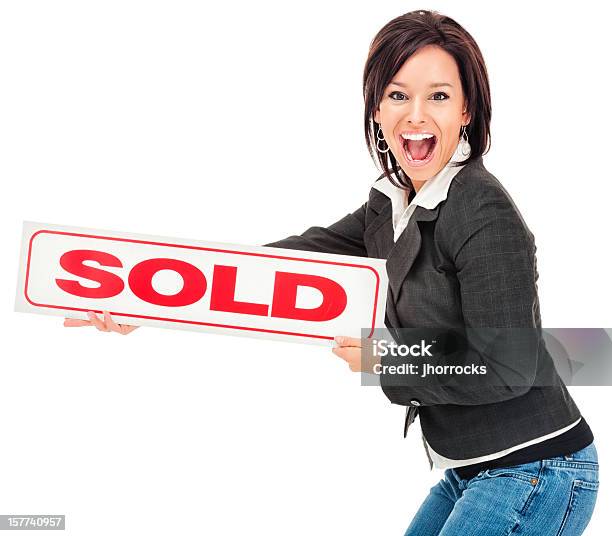 Agent Nieruchomości Z Znak Sprzedane - zdjęcia stockowe i więcej obrazów Agent nieruchomości - Agent nieruchomości, Kobiety, Podniecenie