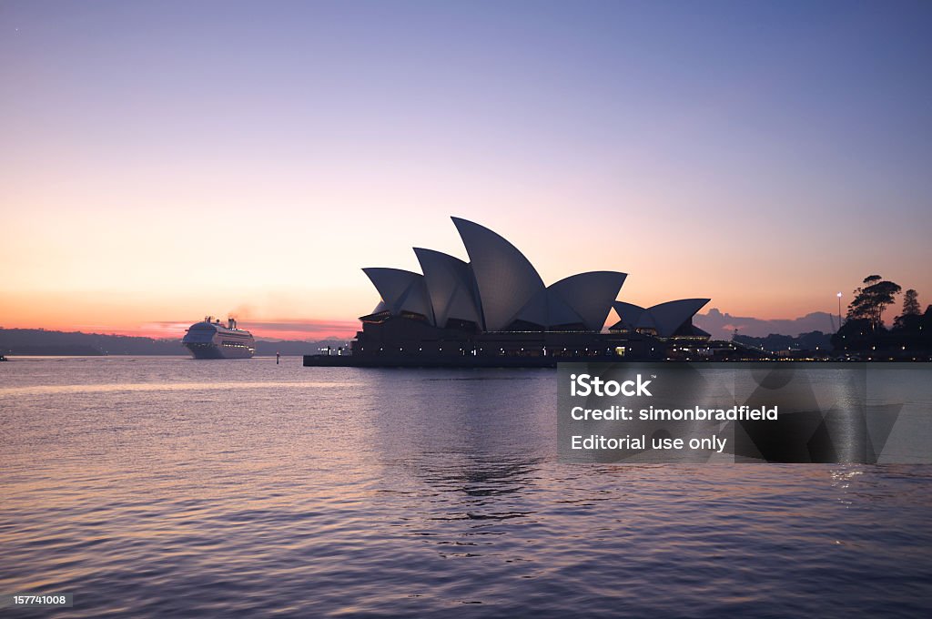 Crucero & de la ópera de Sydney - Foto de stock de Crucero - Barco de pasajeros libre de derechos