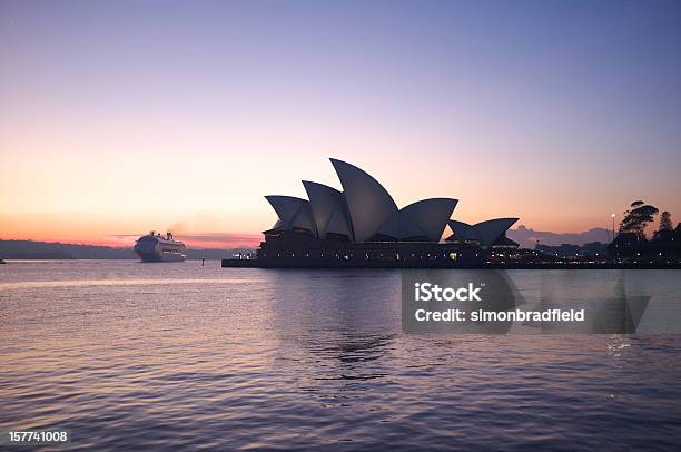 Crucero De La Ópera De Sydney Foto de stock y más banco de imágenes de Crucero - Barco de pasajeros - Crucero - Barco de pasajeros, Puerto de Sydney, Australia