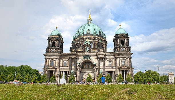 берлинский кафедральный собор и am lustgarten - berlin cathedral berlin germany museum island sunlight стоковые фото и изображения