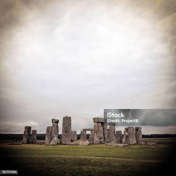 Stonehenge Em Wiltshire Em Dia Tempestuoso - Fotografias de stock e mais imagens de Ao Ar Livre - Ao Ar Livre, Arqueologia, Cena Não Urbana