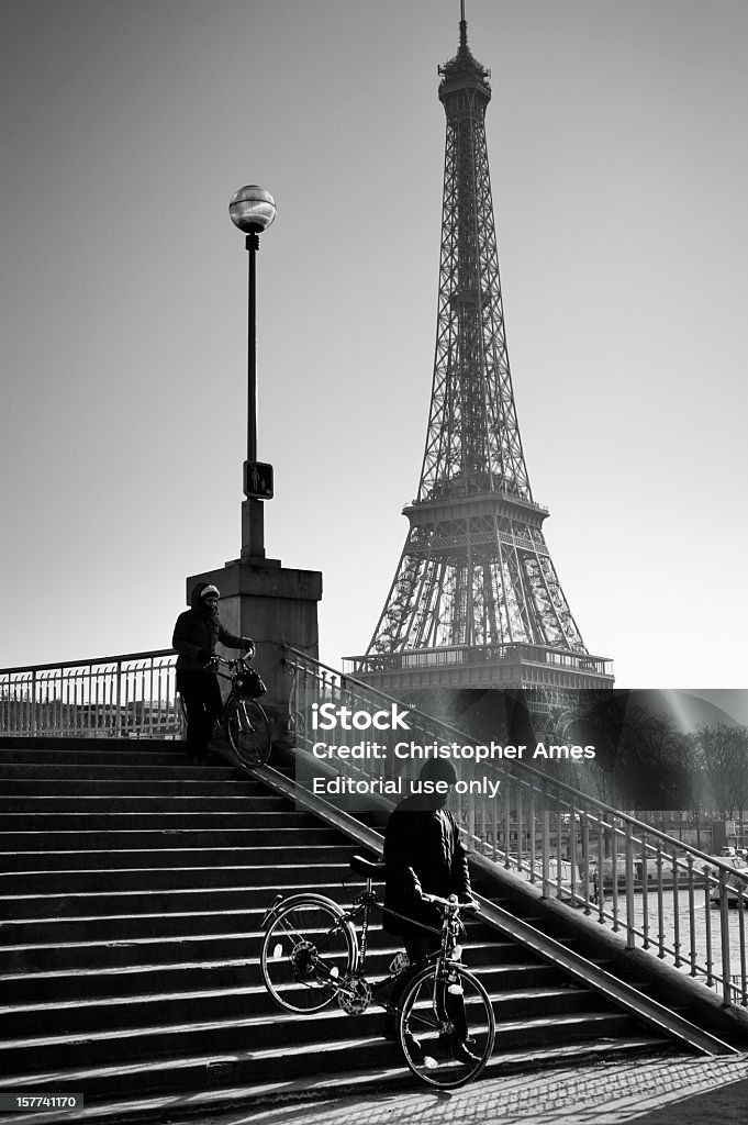 Parisians con biciclette in inverno, Parigi, Francia - Foto stock royalty-free di Torre Eiffel