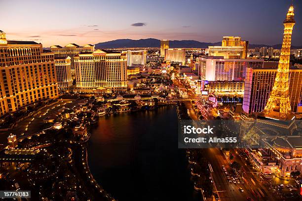 Foto de Brilho Dourado De Las Vegas Strip À Noite e mais fotos de stock de Silhueta urbana - Silhueta urbana, Aposta, Caesars Palace - Las Vegas