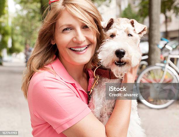 女性彼女のフォックステリア犬 - 犬のストックフォトや画像を多数ご用意 - 犬, 中年の女性, 屋外