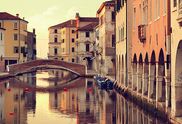 canal en chioggia à sunet - chioggia photos et images de collection