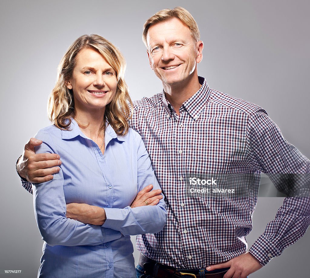 Mann hält seine Frau dicht in love - Lizenzfrei Frauen Stock-Foto