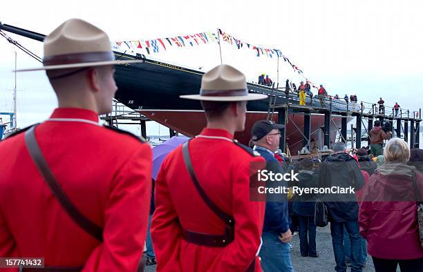 Bluenose Ii Relaunch В Lunenburg Nova Scotia — стоковые фотографии и другие картинки Влажный - Влажный, Военный парусник, Гавань