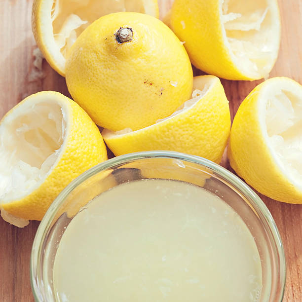 Limões frescos com Suco de Limão - fotografia de stock