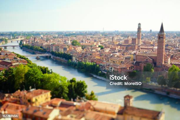 Foto de Cidade De Verona Itália e mais fotos de stock de Campanário - Torre - Campanário - Torre, Cena de tranquilidade, Centro da cidade