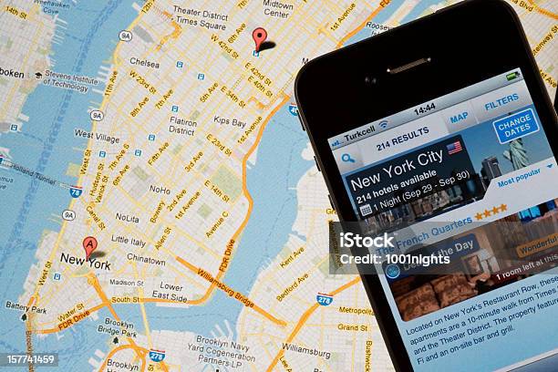Bookingcom 웹사이트 개설됨 Iphone 4with 뉴욕 시에 대한 스톡 사진 및 기타 이미지 - 뉴욕 시, 지도, 검색 엔진
