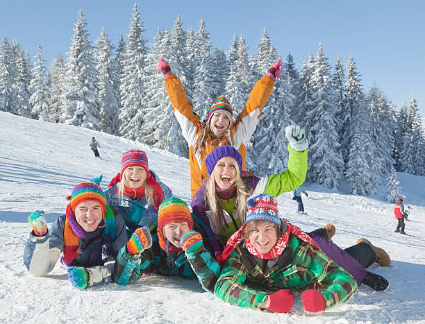 gruppe von glücklich junge menschen liegen in ski area - people group of people friendship salzburg stock-fotos und bilder