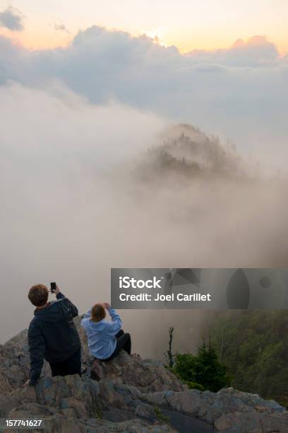 Photo libre de droit de Adolescents À Laide De La Caméra Dans Le Parc National De Téléphones banque d'images et plus d'images libres de droit de Admirer le paysage