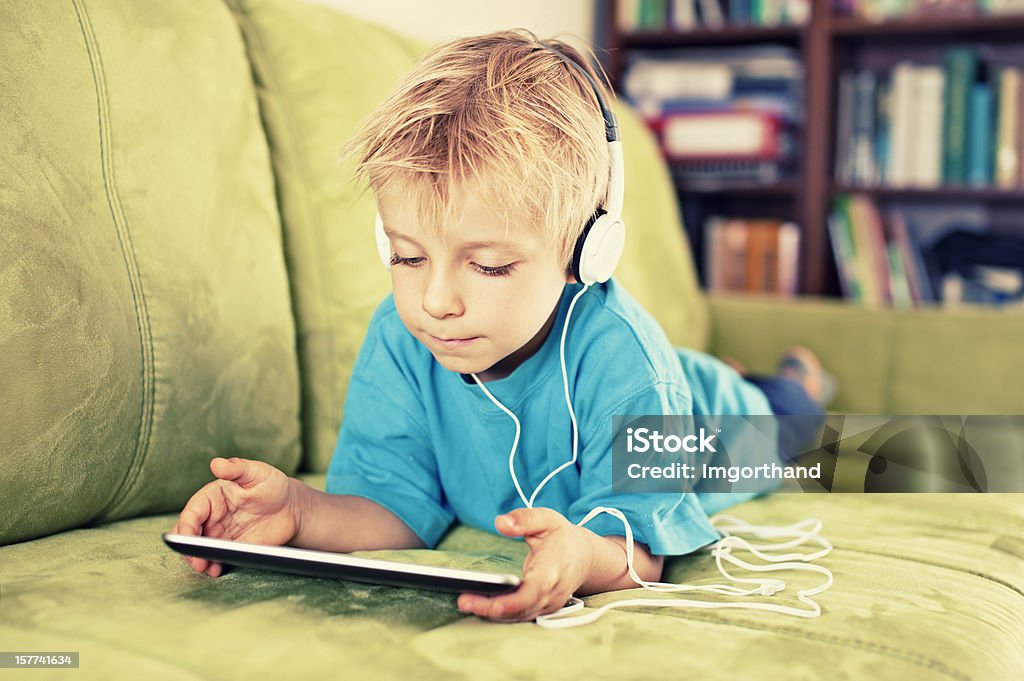 Menino e um tablet - Foto de stock de 2-3 Anos royalty-free