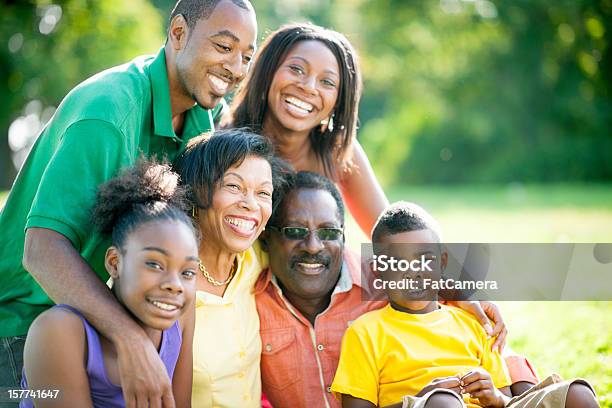 Famiglia Felice - Fotografie stock e altre immagini di 6-7 anni - 6-7 anni, 60-69 anni, 8-9 anni