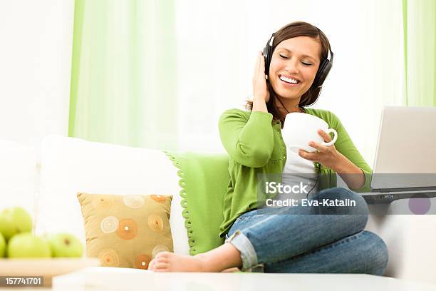 Glückliche Frau Genießen Sie Musik Stockfoto und mehr Bilder von Entspannung - Entspannung, Das Leben zu Hause, Sofa