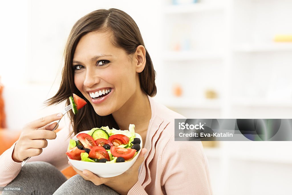 Comendo uma deliciosa de salada - Foto de stock de Comer royalty-free