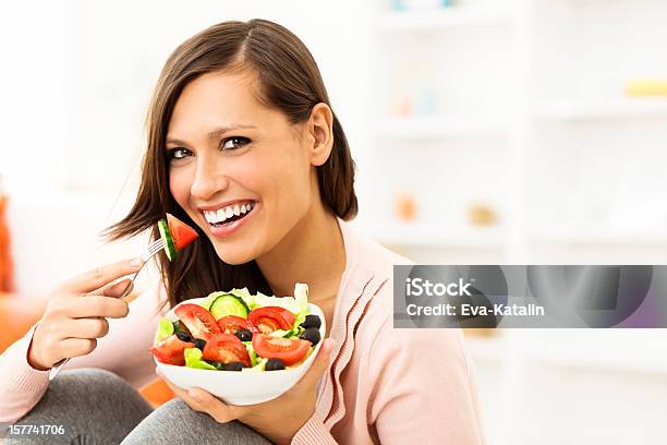 Foto de Comendo Uma Deliciosa De Salada e mais fotos de stock de Comer - Comer, Foto de estúdio, Latino-americano
