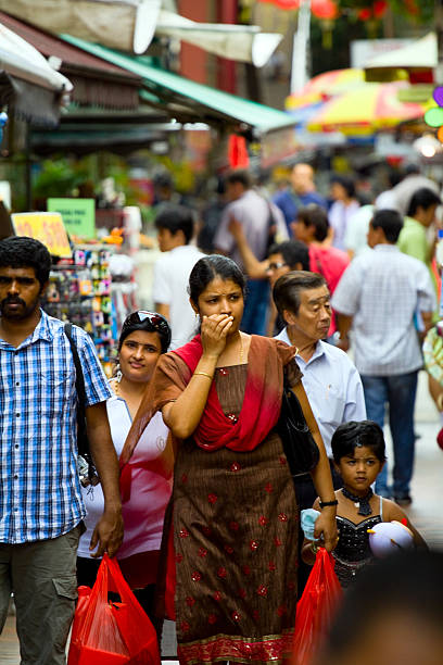 indische familie einkaufen in chinatown - editorial asia singapore tourist stock-fotos und bilder