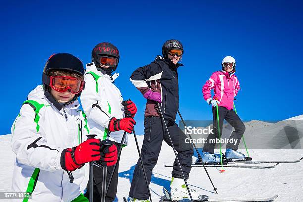 Happy Skifahrer Auf Ski Resort Stockfoto und mehr Bilder von In einer Reihe - In einer Reihe, Skihelm, 12-13 Jahre