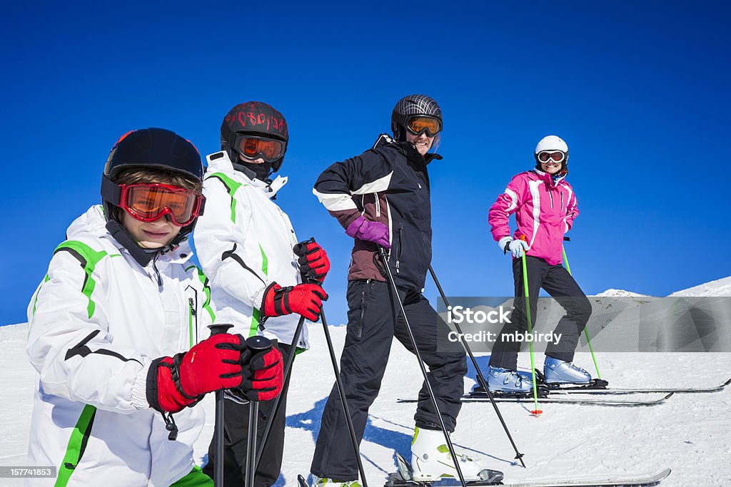 Felizes esquiadores no topo do resort de esqui - Foto de stock de Capacete de esqui royalty-free