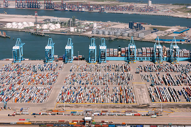 Vista aérea do terminal de contêiner de esteiras rolantes em Roterdã, Netherla - foto de acervo