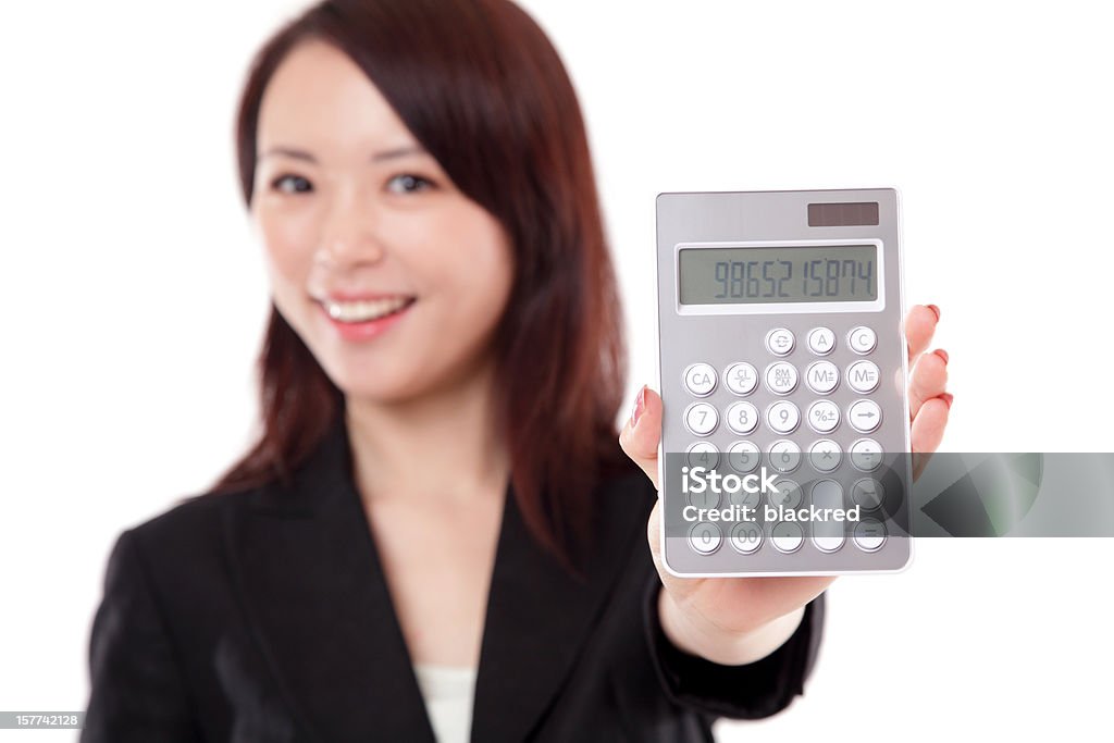 Chinês atraente Empresária segurando uma calculadora sorrindo em fundo branco - Foto de stock de Calculadora royalty-free