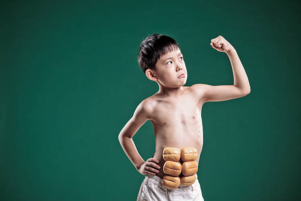 garotinho está convicto de que ele tem fortes músculos. - macho little boys flexing muscles human muscle - fotografias e filmes do acervo