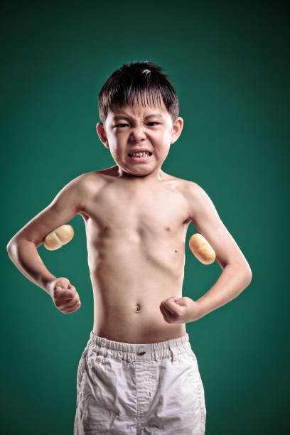 little boy 作り直し彼は力強いマッスル用意しています。 - flexing muscles child little boys bicep ストックフォトと画像