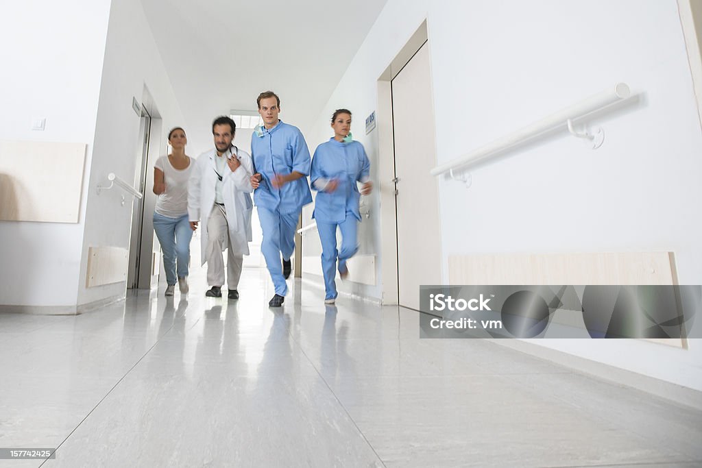 Médecins et infirmières joncs d'urgence de l'hôpital dans un couloir - Photo de Courir libre de droits