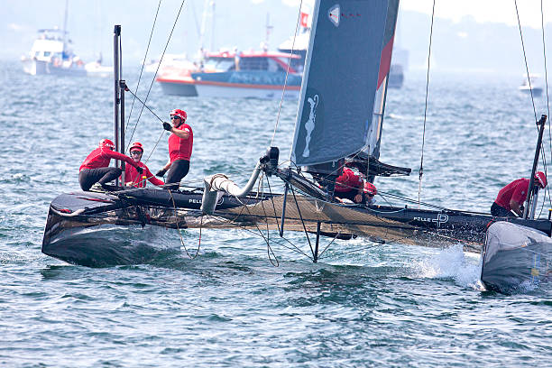 Yacht Racing equipe trabalha duro - foto de acervo