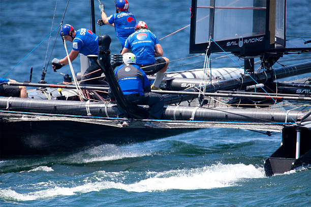 Catamarã Yacht Racing equipe de profissionais a pleno vapor no trabalho. - foto de acervo