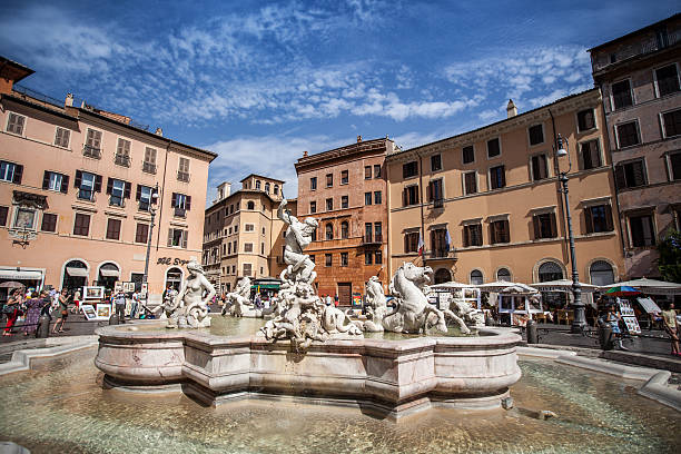 neptun-brunnen auf der piazza navona in rom - rome neptune piazza navona copy space stock-fotos und bilder