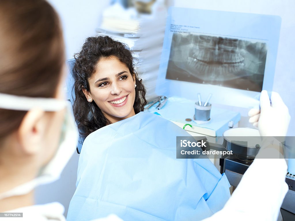 Dentista retención orthopantogram del paciente - Foto de stock de Implante dental libre de derechos