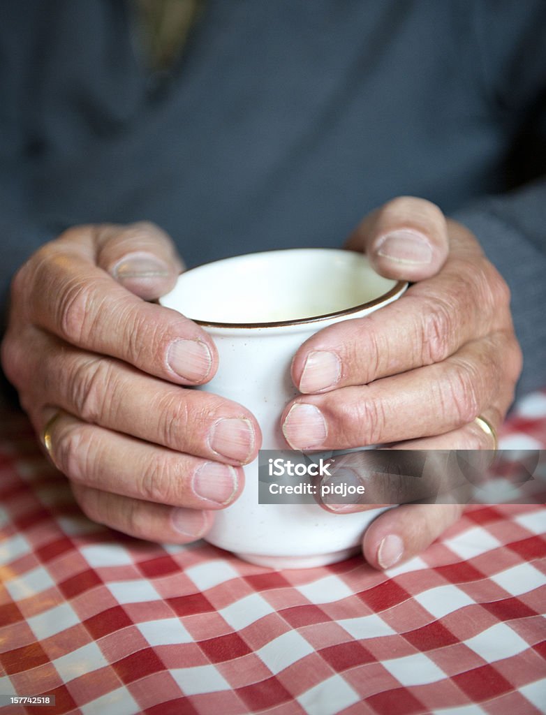 Mains d'un homme d'âge mûr tenant une tasse - Photo de Activités de week-end libre de droits