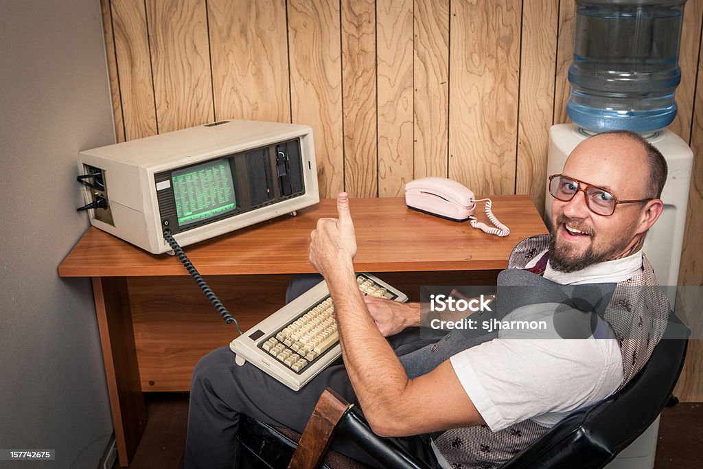 Thumbs up computer trabajador nerd en cabina de teléfono - Foto de stock de Retro libre de derechos