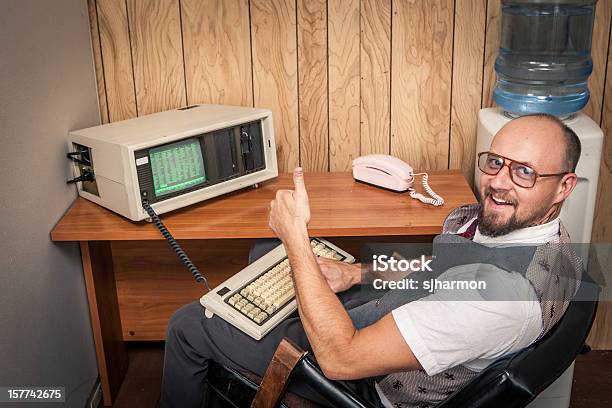 Thumbs Up Computer Trabajador Nerd En Cabina De Teléfono Foto de stock y más banco de imágenes de Retro