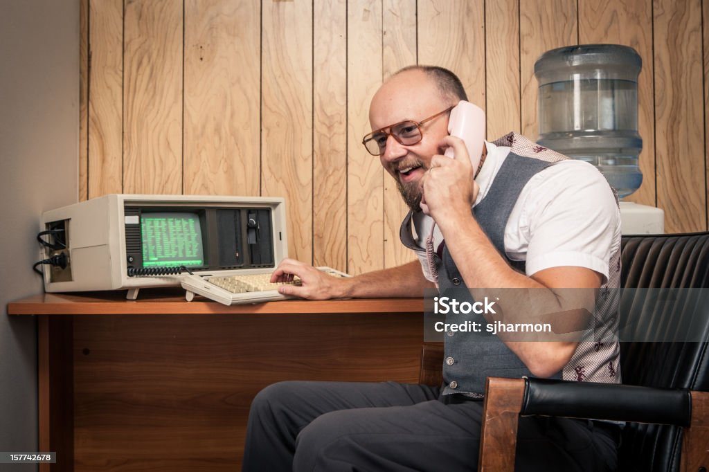 Feliz de década del trabajador ordenador en nerd en cabina de teléfono - Foto de stock de 1980-1989 libre de derechos