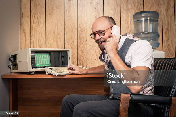 Feliz De Década Del Trabajador Ordenador En Nerd En Cabina De Teléfono Foto de stock y más banco de imágenes de 1980-1989