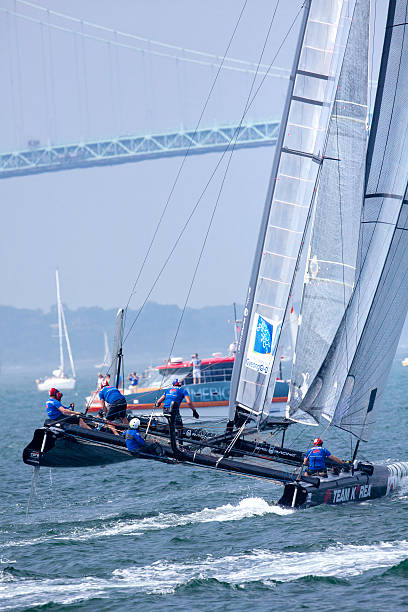 Racing Katamaran-Segeln in einer ausgleichenden Maneuve – Foto